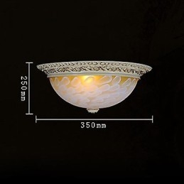 Witte plafondlamp met patroon van glashars en goudkleurig snijwerk in Europese stijl