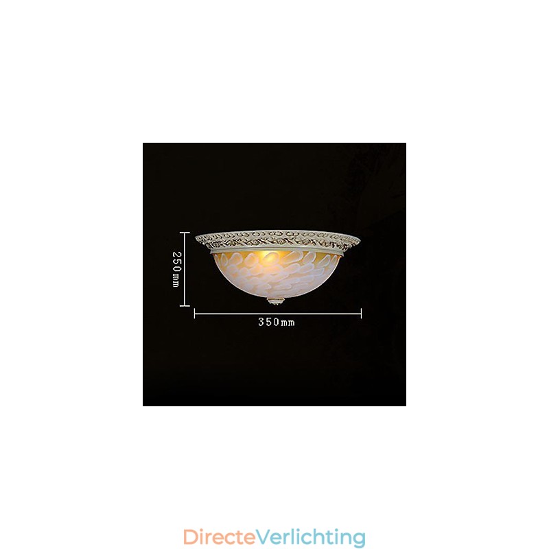 Witte plafondlamp met patroon van glashars en goudkleurig snijwerk in Europese stijl