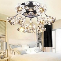 Moderne, eigentijdse, rustieke lodge, chroom metalen inbouwkast