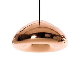 Moderne, eigentijdse metalen hanglamp met schilderij