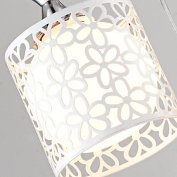 Hedendaagse en gecontracteerde drie creatieve kristallen hanglamp van smeedijzer