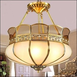 De klassieke koperen semi-plafondlamp Koperen veranda