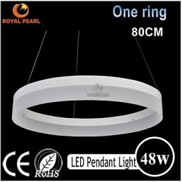 Ronde hanglamp opgehangen rond gat geperforeerd paneel