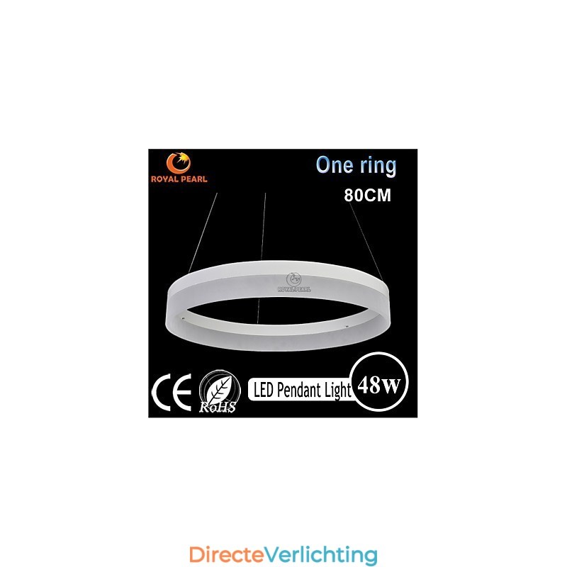 Ronde hanglamp opgehangen rond gat geperforeerd paneel