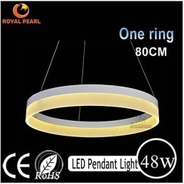 Ronde hanglamp opgehangen rond gat geperforeerd paneel