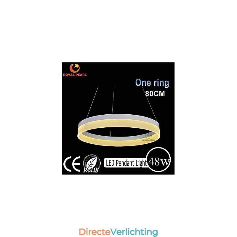 Ronde hanglamp opgehangen rond gat geperforeerd paneel