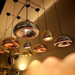 Moderne, eigentijdse metalen hanglamp met schilderij