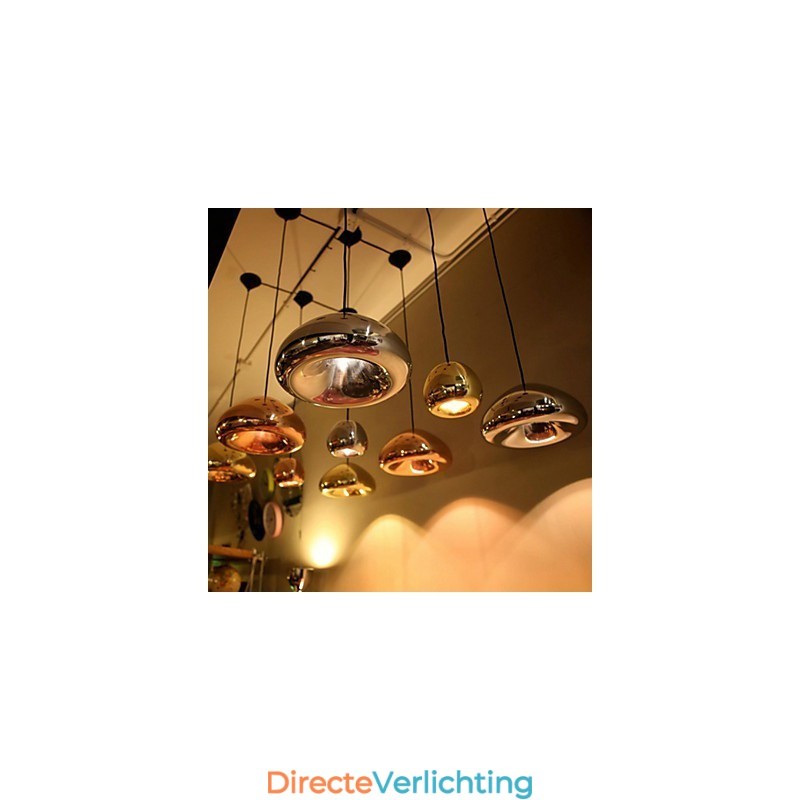 Moderne, eigentijdse metalen hanglamp met schilderij