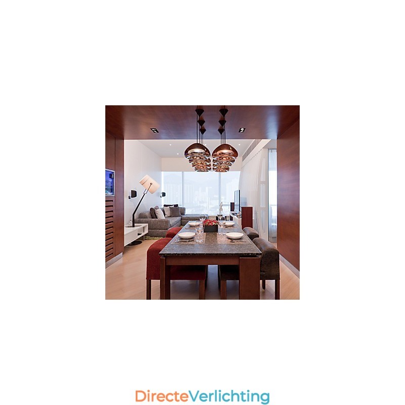 Moderne, eigentijdse metalen hanglamp met schilderij