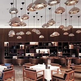 Moderne, eigentijdse metalen hanglamp met schilderij