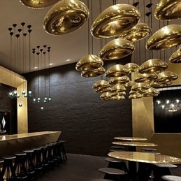 Moderne, eigentijdse metalen hanglamp met schilderij