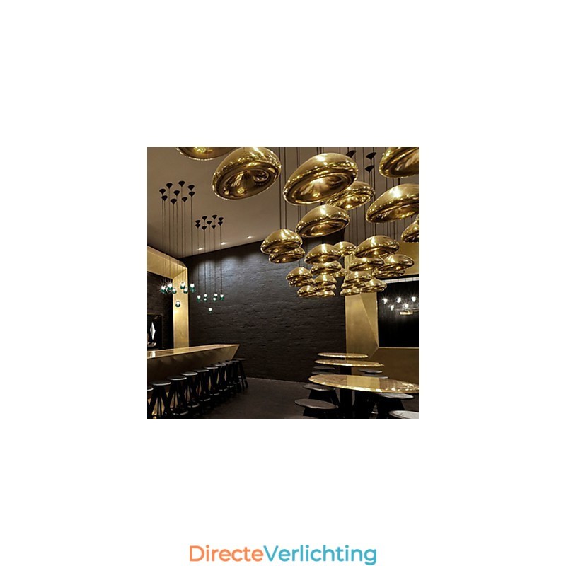 Moderne, eigentijdse metalen hanglamp met schilderij